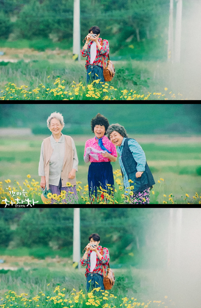 
Không chỉ có biển, còn có những cung đường dài mênh mang, những cánh đồng hoa nở rộ thắm sắc, những cụ già với tâm hồn tươi trẻ nở nụ cười hồi xuân. Chỉ một cảnh quay ngắn, bộ phim lột tả được một cuộc sống mà hẳn là ai ai cũng muốn hướng về. (Ảnh: Weibo)