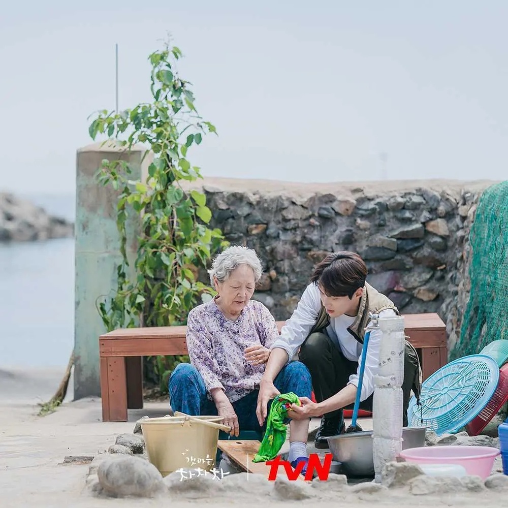  
Những lát cắt nhỏ trong cuộc sống làm nên nội dung tuy bình dị nhưng đầy thu hút cho Hometown Cha Cha Cha. (Ảnh: tvN)