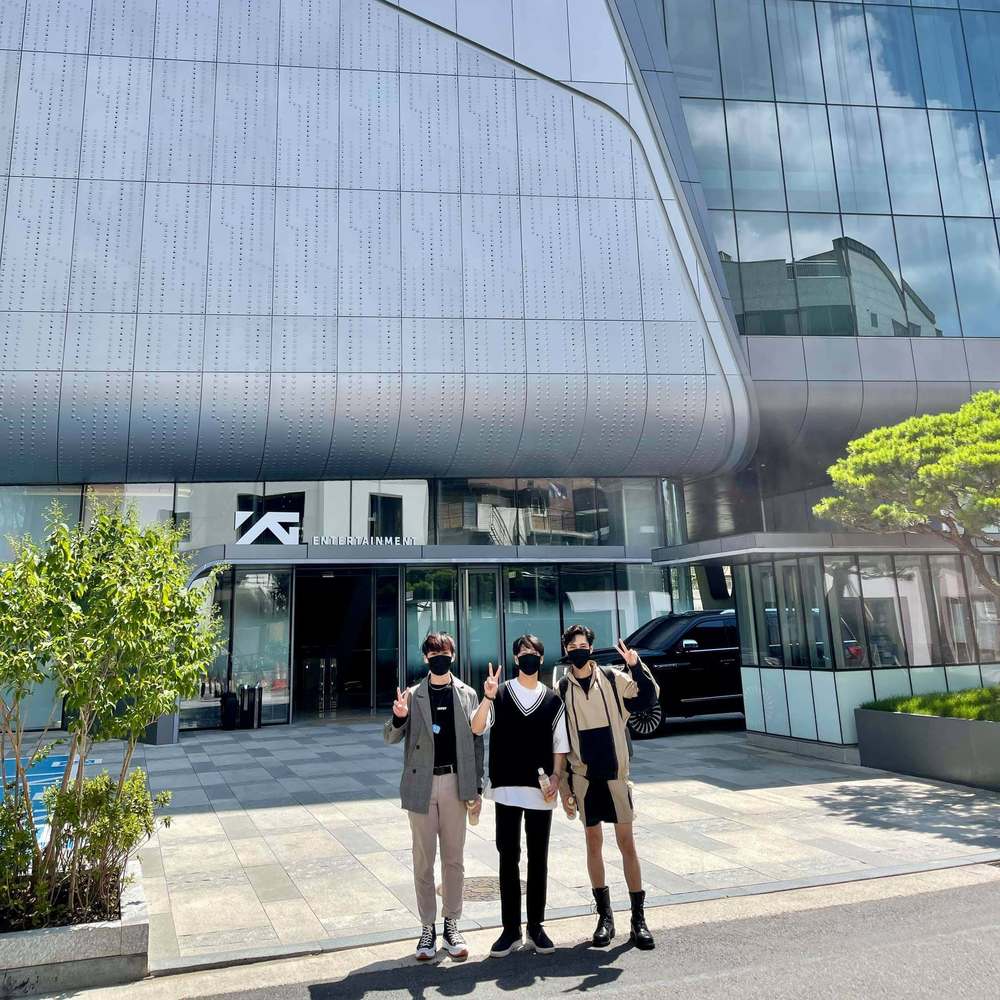  
Mew và các thành viên check in tại YG Entertainment - công ty giải trí nổi tiếng tại Hàn Quốc. - Tin sao Viet - Tin tuc sao Viet - Scandal sao Viet - Tin tuc cua Sao - Tin cua Sao