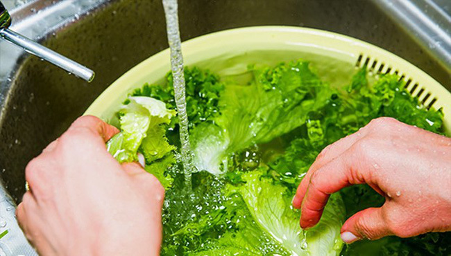  <br />
Hãy rửa sạch rau củ quả trước khi nấu nướng. (Ảnh: VTV)