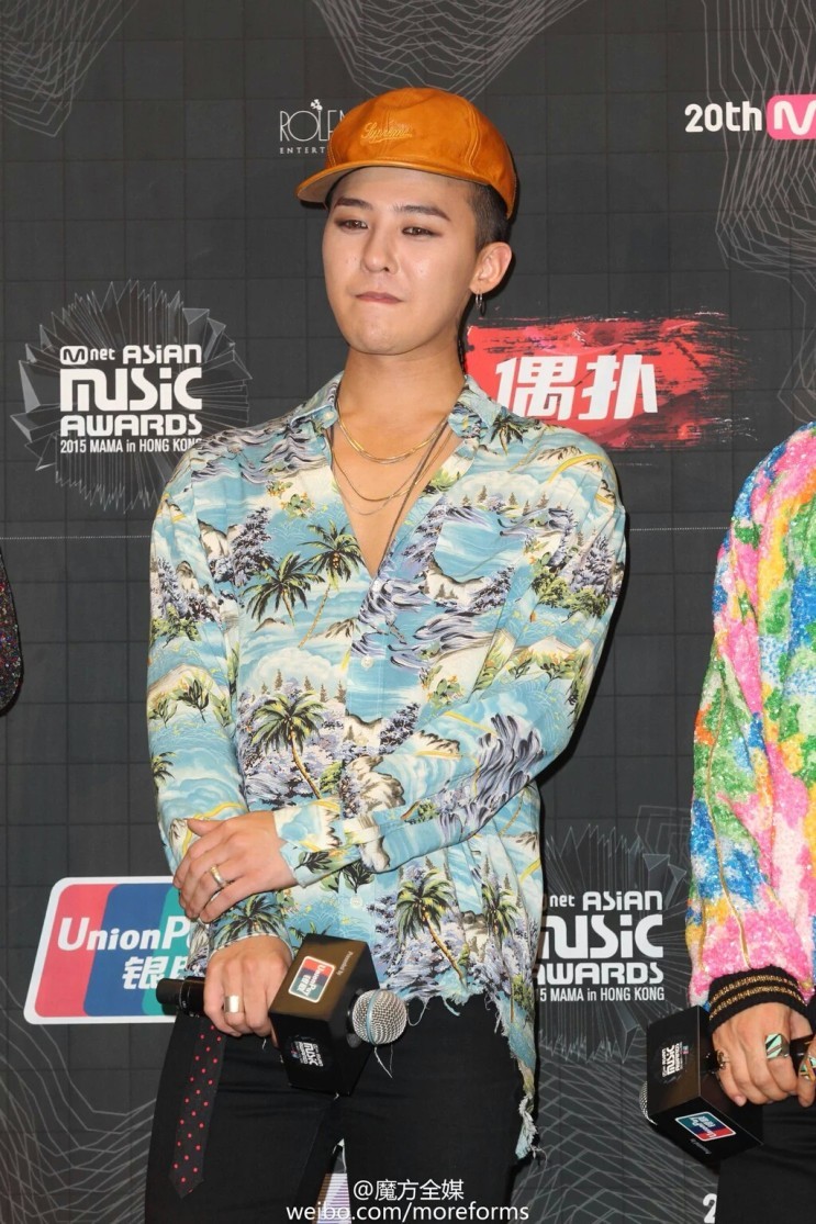  
G-Dragon thể hiện chất riêng vốn có khi phối chiếc áo hot trend với nhiều phụ kiện. (Ảnh: moreforms)