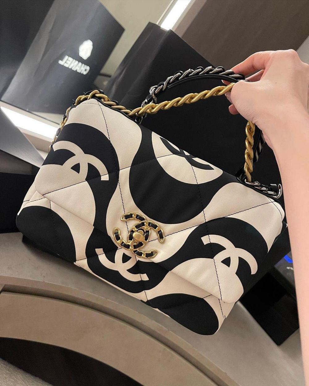  
Một chiếc túi Chanel vừa được cô nàng khoe gần đây trên mạng xã hội. (Ảnh: IGNV)