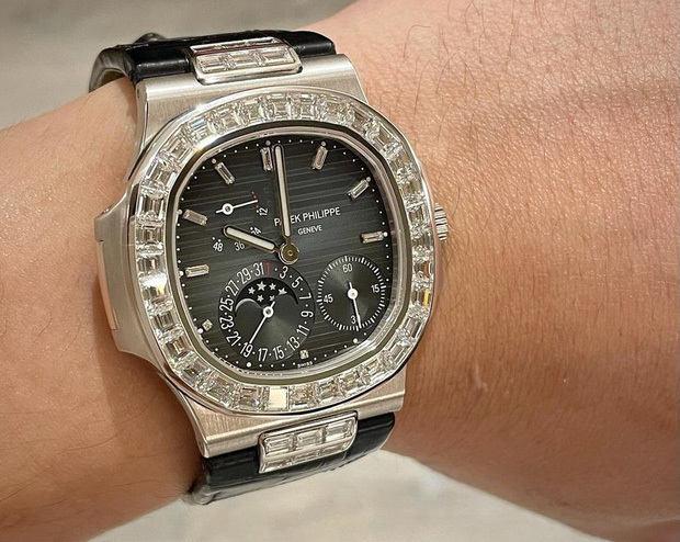  
Chiếc đồng hồ làm từ vàng trắng 18k nguyên khối, đính kim cương xung quanh cho thấy cuộc sống đẳng cấp của nam MC Trấn Thành. (Ảnh: FBNV)
