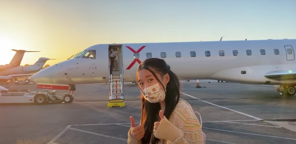  
Jenny Huỳnh tỏ vẻ hào hứng trước khi lên máy bay. (Ảnh chụp màn hình)