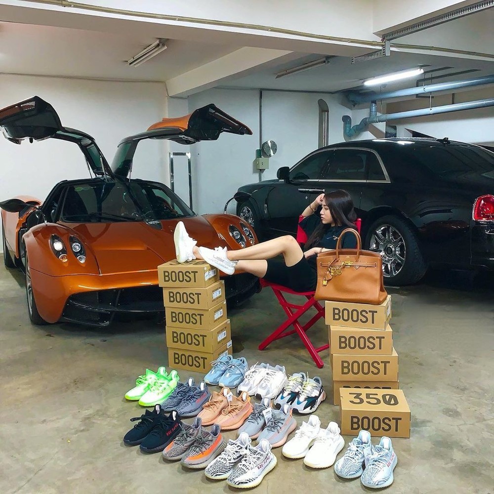  
Hình ảnh Joyce Phạm bên bộ sưu tập sneaker xa xỉ khiến nhiều người xuýt xoa. (Ảnh: FB Joyce Phạm)