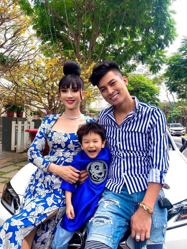 
Gia đình hạnh phúc của Lâm Khánh Chi hiện tại. (Ảnh: FBNV) - Tin sao Viet - Tin tuc sao Viet - Scandal sao Viet - Tin tuc cua Sao - Tin cua Sao