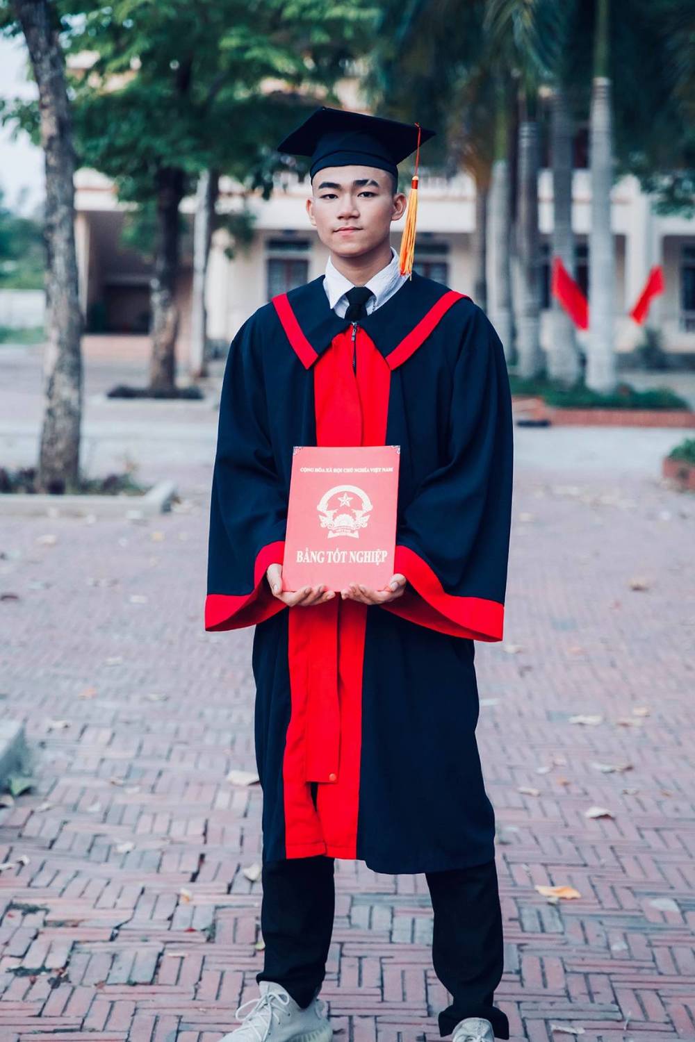  
Lê Long Daxua mới tốt nghiệp cấp 3 năm 2020. 