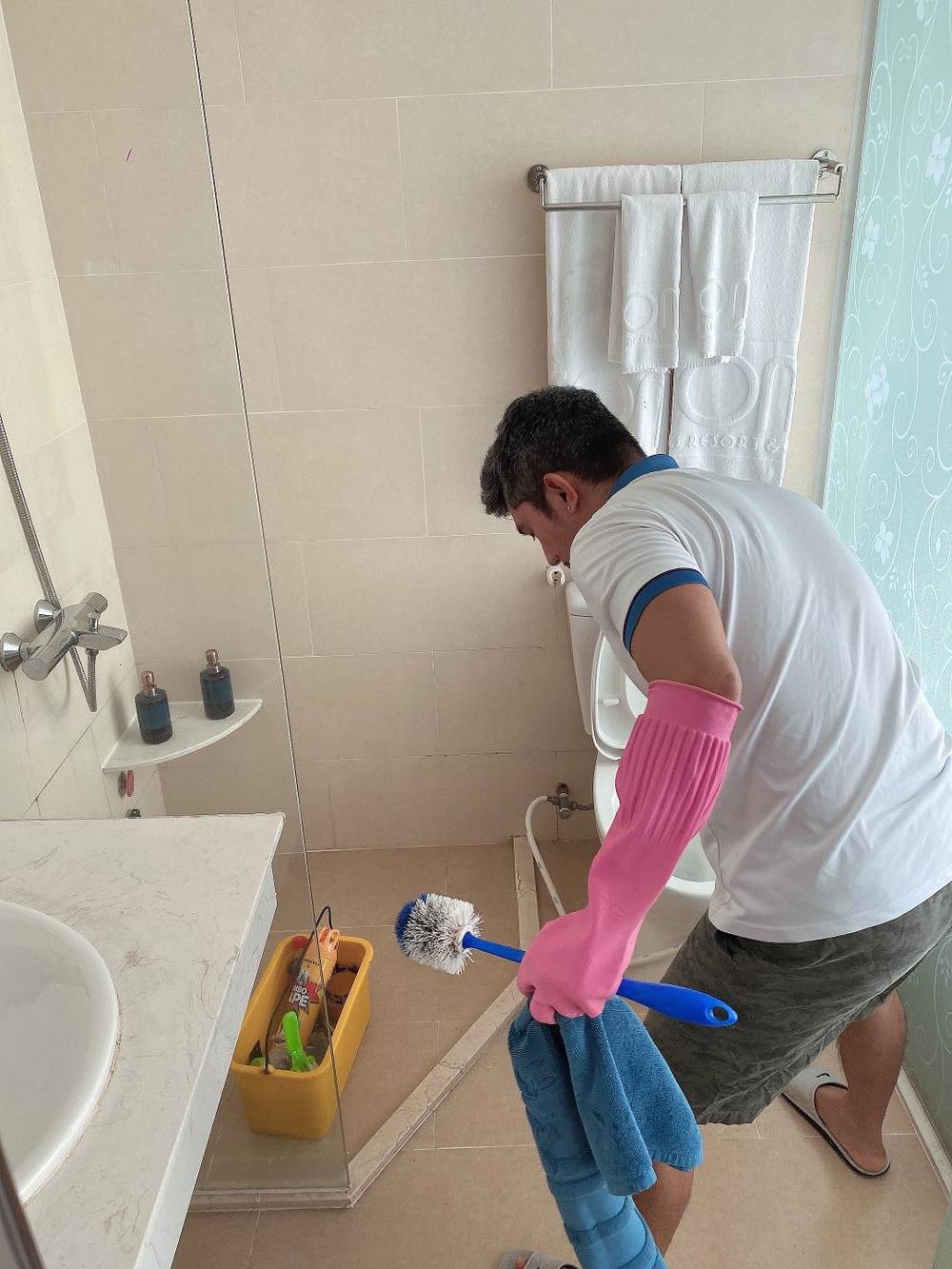  
Dù ban đầu đi du lịch nhưng bây giờ anh phải làm luôn công việc lao động chân tay. (Ảnh: FBNV) - Tin sao Viet - Tin tuc sao Viet - Scandal sao Viet - Tin tuc cua Sao - Tin cua Sao