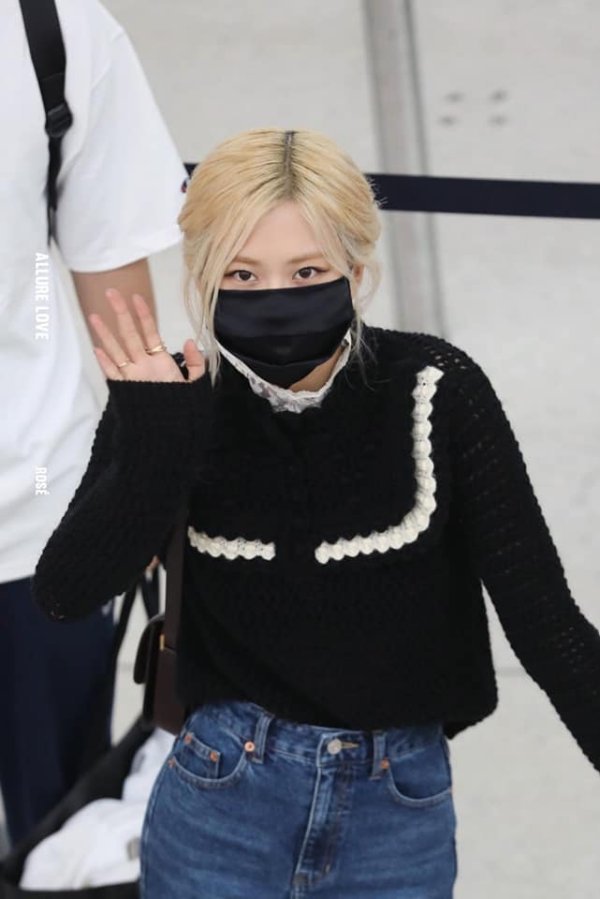  
Rosé chiếm trọn "spotlight" tại sân bay Mỹ trước khi trở về Hàn ngày hôm qua. Thành viên BLACK PINK chọn kiểu áo len dài tay kết hợp với chiếc quần jean xanh ống loe "hot trend", dù đơn giản nhưng lại cực kỳ tinh tế. Outfit này giúp ca sĩ có thể thoải mái trong suốt chuyến bay dài. (Ảnh: RoséGoldvn)