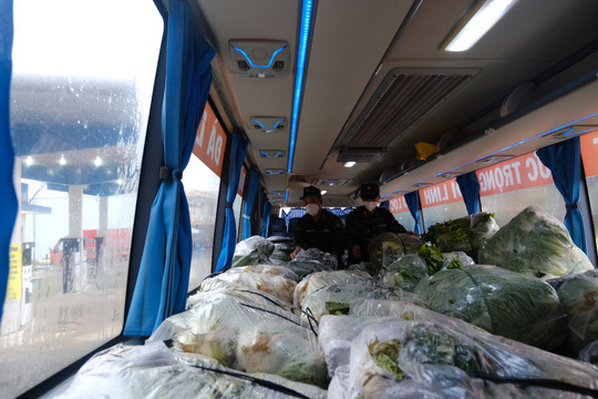  
Xe buýt, xe khách giường nằm được gỡ toàn bộ thiết bị bên trong để chở nông sản đến TP.HCM. (Ảnh: Người Lao Động)