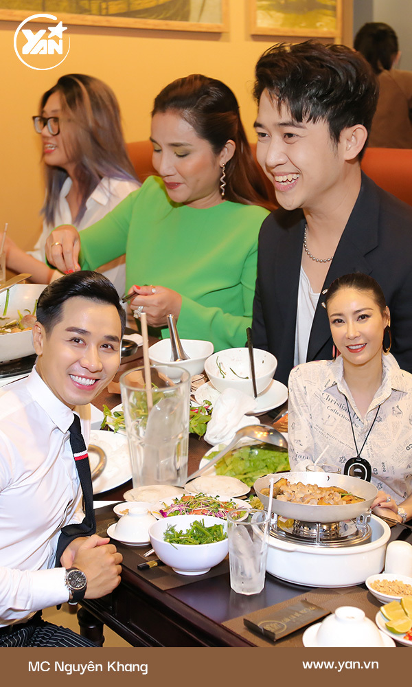  Các đồng nghiệp giúp Nguyên Khang rất nhiều trong khâu giới thiệu nhà hàng. - Tin sao Viet - Tin tuc sao Viet - Scandal sao Viet - Tin tuc cua Sao - Tin cua Sao