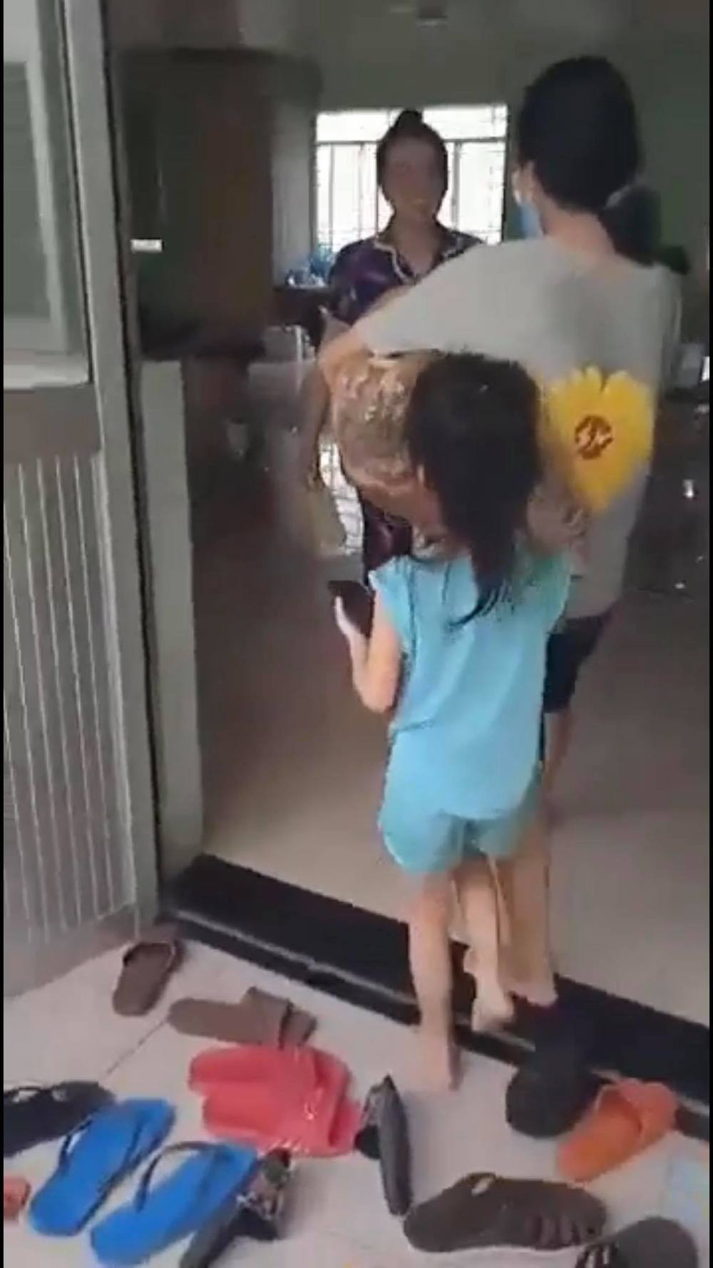  
Cô bé lớn thấy mẹ từ ngoài cửa liền vô cùng vui mừng. (Ảnh: Chụp màn hình)