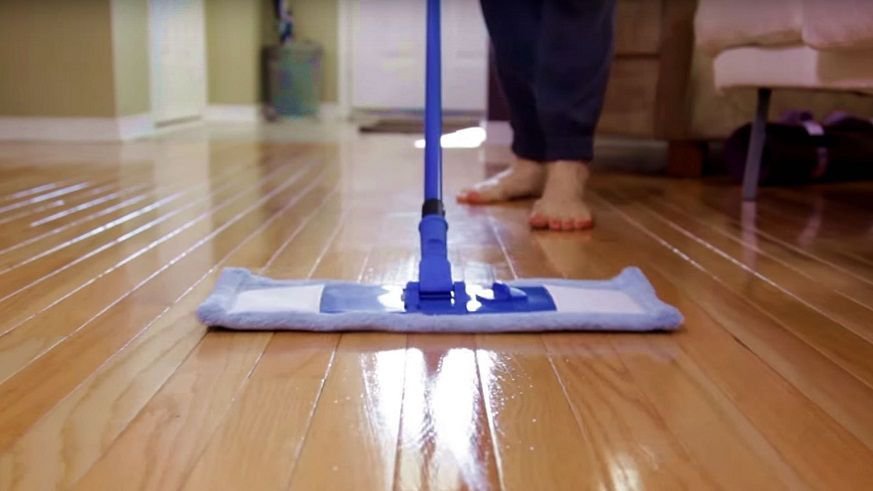  
Hãy lau dọn, khử trùng mọi bề mặt trong nhà ít nhất một lần/tuần. (Ảnh: Vinmec)
