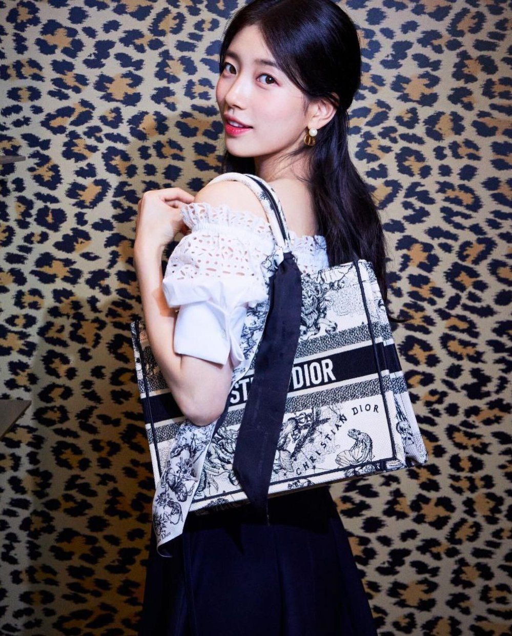  
Suzy rạng rỡ bên chiếc túi của Dior. (Ảnh: INGV)