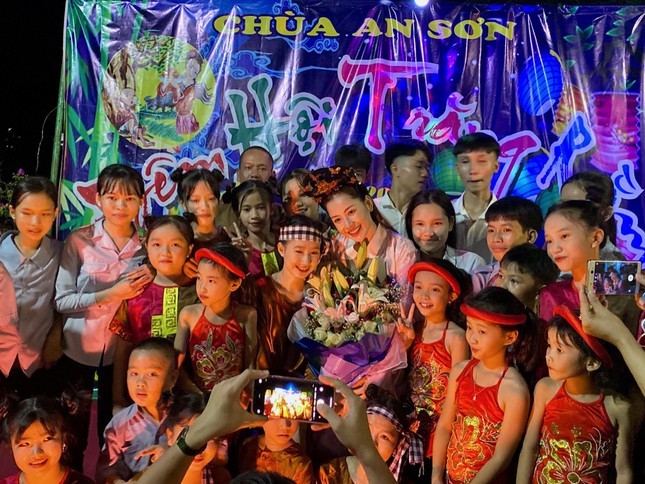  
Chi Pu hoá thân thành chị Hằng tổ chức đêm hội cho các em nhỏ tại chùa. (Ảnh: FBNV) - Tin sao Viet - Tin tuc sao Viet - Scandal sao Viet - Tin tuc cua Sao - Tin cua Sao