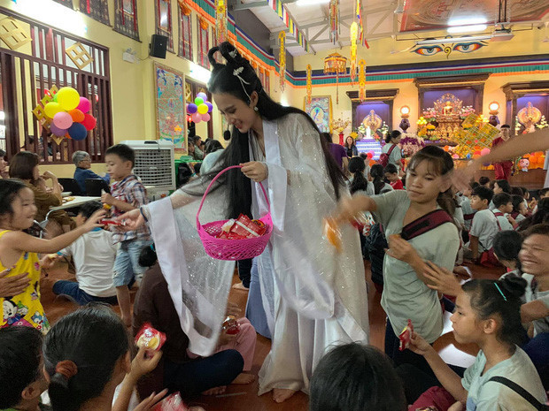  
Angela Phương Trinh xinh lung linh đi phát quà cho trẻ em tại chùa. (Ảnh: FBNV) - Tin sao Viet - Tin tuc sao Viet - Scandal sao Viet - Tin tuc cua Sao - Tin cua Sao