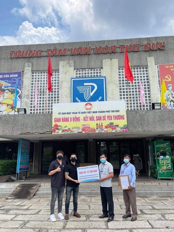  
SpaceSpeakers đã trực tiếp trao tặng 10 tấn gạo đến Uỷ Ban Mặt Trận Tổ Quốc Việt Nam. (Ảnh: FBNV) - Tin sao Viet - Tin tuc sao Viet - Scandal sao Viet - Tin tuc cua Sao - Tin cua Sao