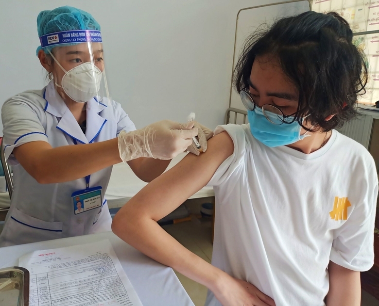  
Nhân viên y tế cẩn thận tiêm vaccine cho bà con. (Ảnh: Báo Điện tử - Đảng Cộng Sản Việt Nam)