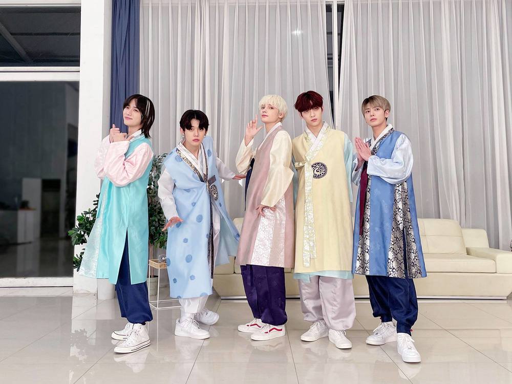  
TXT chọn những màu sắc tươi trẻ cho các bộ hanbok của mình. (Ảnh: Pinterest)