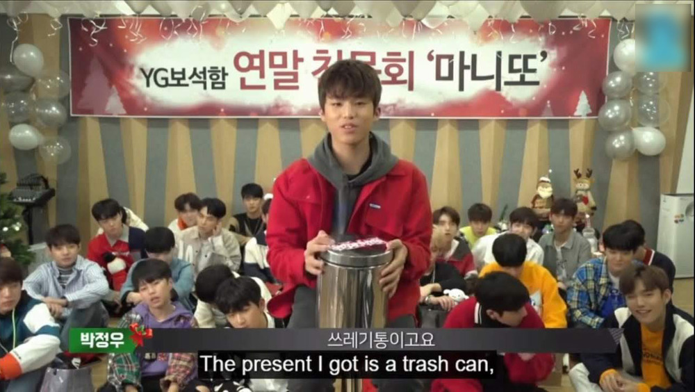  
Jeongwoo nhận được một chiếc thùng rác từ Jihoon. (Ảnh: Chụp màn hình)