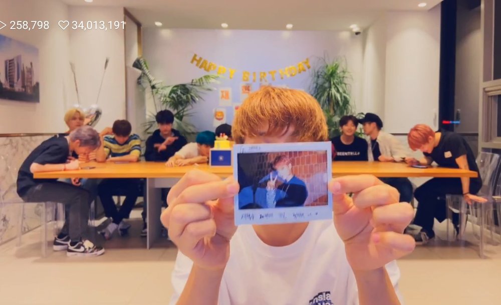  
Ngoài ra, anh chàng còn tặng kèm ảnh polaroid kèm lời nhắn của mình cho Jaehyuk. (Ảnh: Twitter)