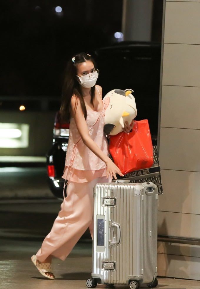  
Hình ảnh ra sân bay với bộ đồ ngủ "gây bão" của Lan Ngọc. (Ảnh: Vietnamnet)