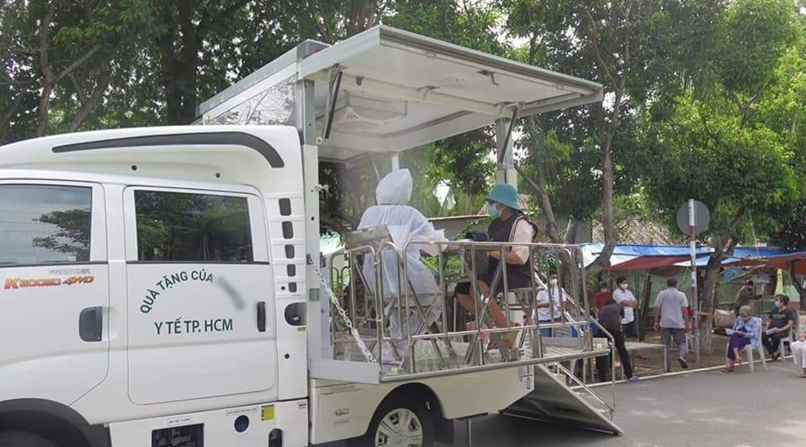  
Xe tiêm chủng lưu động tại huyện Cần Giờ (Ảnh: Trung tâm Y tế huyện Cần Giờ)