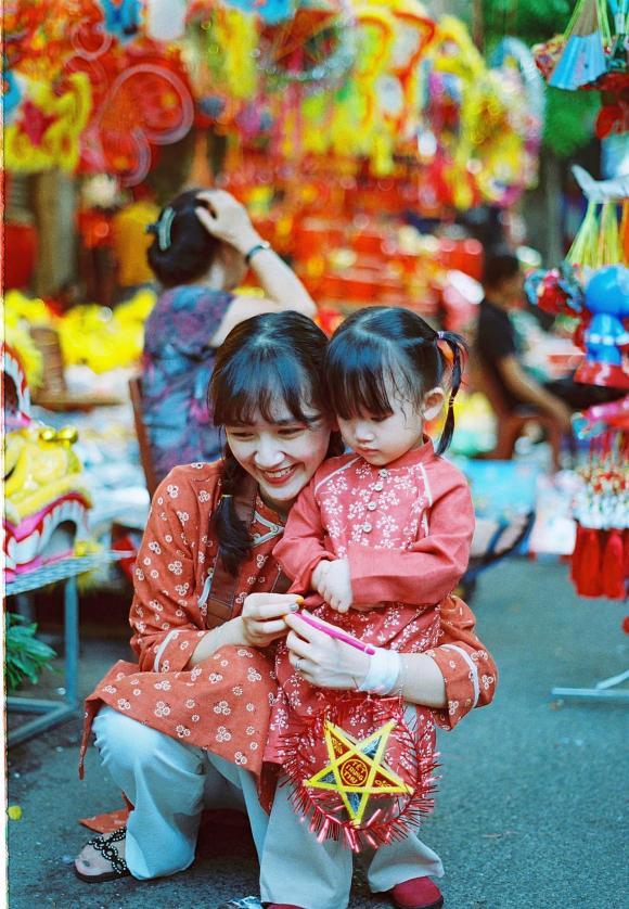  
Diễn viên Hà Anh đưa con gái nhỏ xuống phố dạo chơi. (Ảnh: ngoisao)