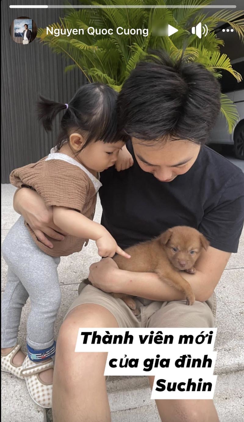  
Gia đình Cường Đô La nhận nuôi chú cún ngoài đường. (Ảnh: FBNV)