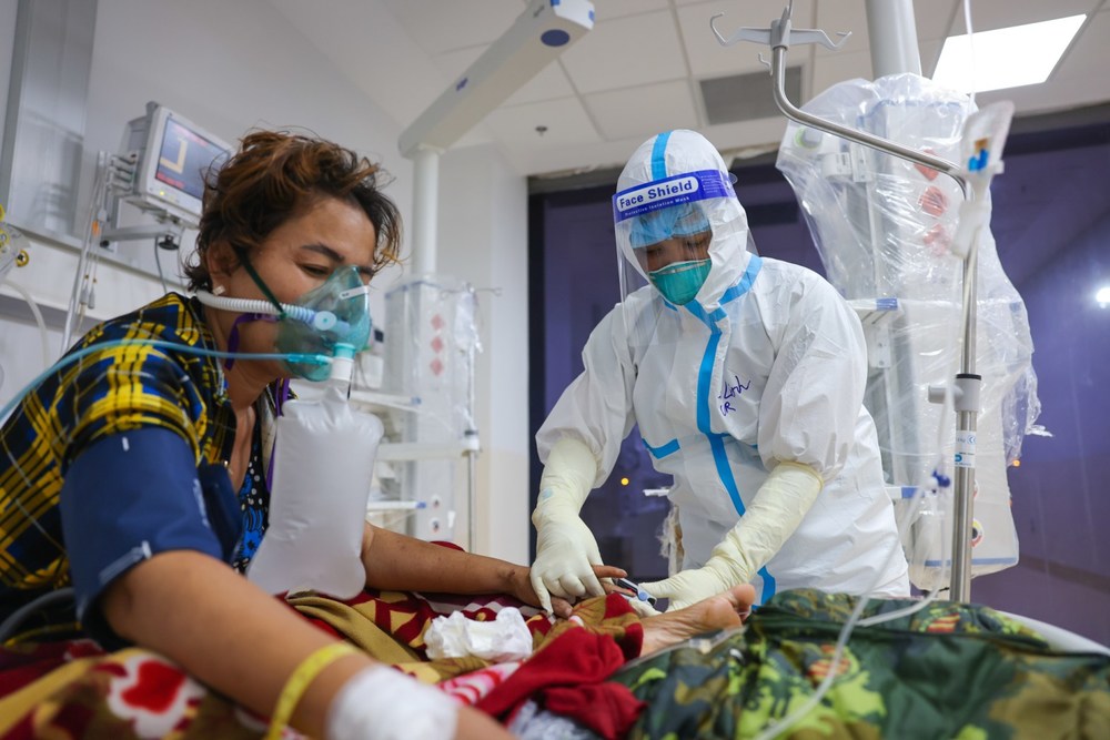  Nhân viên y tế cố gắng điều trị cho một bệnh nhân Covid-19. (Ảnh: VietnamPlus)