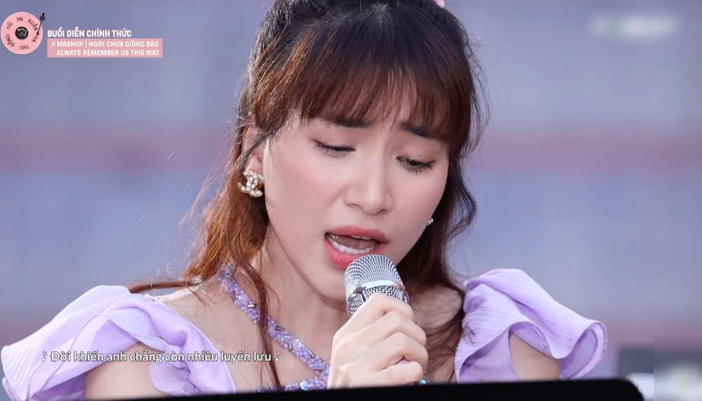  
Hòa Minzy từng "gây bão" khi hát live Ngày chưa giông bão. (Ảnh: Chụp màn hình)