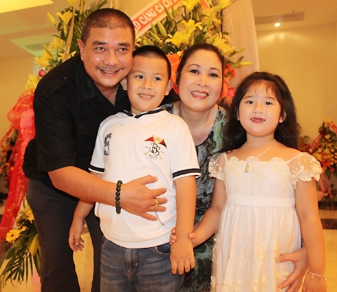  
Gia đình nhỏ hạnh phúc của NSND Hồng Vân và Lê Tuấn Anh. (Ảnh: FBNV) - Tin sao Viet - Tin tuc sao Viet - Scandal sao Viet - Tin tuc cua Sao - Tin cua Sao