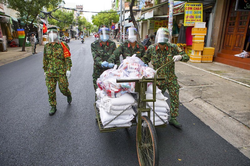 Khi nhìn thấy những người đi bộ cùng xe đạp phát quà trong các khu phố Sài Gòn, bạn sẽ cảm thấy thích thú và xúc động. Người dân đang cho công cuộc chống chiến tranh và xây dựng đất nước. Những cuộc gặp gỡ này thể hiện tình bình đẳng giữa quân dân và binh sĩ, đồng thời thể hiện tình đoàn kết và tình yêu thương của người dân dành cho những người lính.