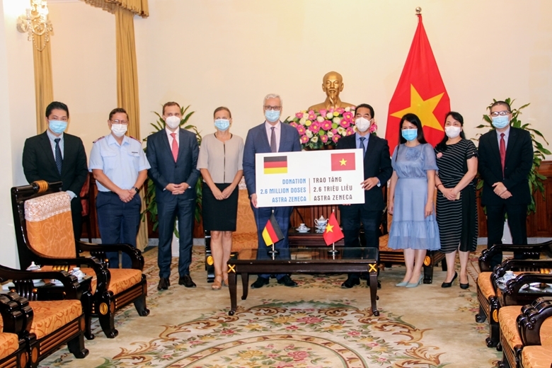  
Đây là lần thứ 2 Việt Nam nhận viện trợ vaccine từ Đức. (Ảnh: Đảng Cộng Sản)
