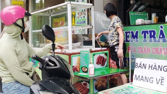  TP.HCM bước đầu có động thái mở cửa kinh tế bằng việc cho bán hàng mang về tại một số khu vực. (Ảnh: Gia Đình Mới)