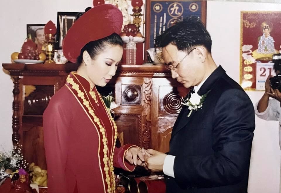  
Trịnh Kim Chi khoe ảnh cưới cùng chồng doanh nhân. (Ảnh: FBNV) - Tin sao Viet - Tin tuc sao Viet - Scandal sao Viet - Tin tuc cua Sao - Tin cua Sao