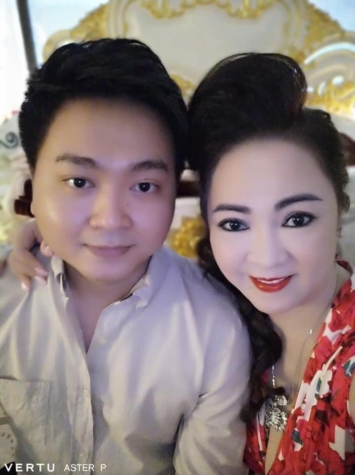  
Bà Phương Hằng bên con trai Quang Tiến. (Ảnh: FBNV)