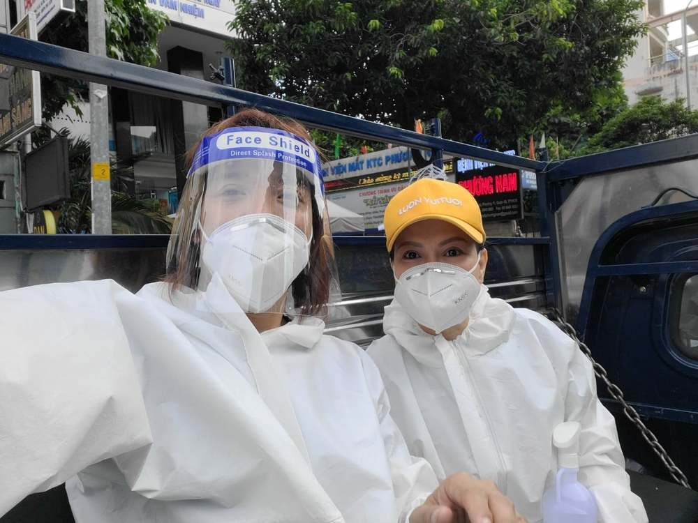  Nam nhạc sĩ đồng hành cùng vợ trên mọi nẻo đường. (Ảnh: FBNV) - Tin sao Viet - Tin tuc sao Viet - Scandal sao Viet - Tin tuc cua Sao - Tin cua Sao