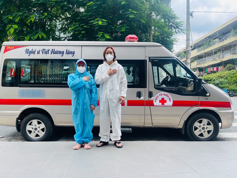  Việt Hương và ông xã chụp ảnh lưu niệm bên chiếc xe cứu thương thứ 5. (Ảnh: FBNV)