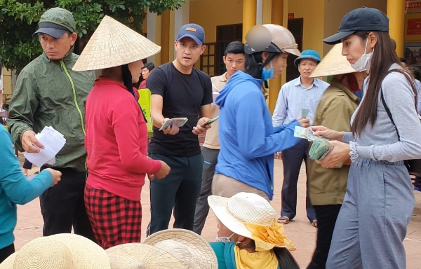  
Vợ chồng Thủy Tiên trong đợt cứu trợ người dân miền Trung khó khăn do mưa lũ. (Ảnh: FBNV) - Tin sao Viet - Tin tuc sao Viet - Scandal sao Viet - Tin tuc cua Sao - Tin cua Sao