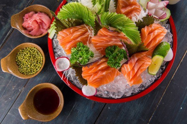  
Dù được làm từ nguyên liệu chứa nhiều chất dinh dưỡng nhưng sashimi cá hồi vẫn tiềm ẩn kí sinh trùng. (Ảnh: Vinmec)