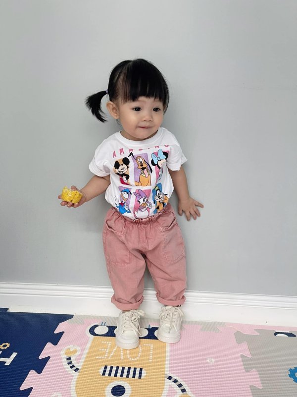  
"Mẹ bỉm" Đàm Thu Trang thường ưa chuộng các set đồ rộng thoải mái và có màu sắc cho cô con gái cưng của mình. (Ảnh: FBNV)