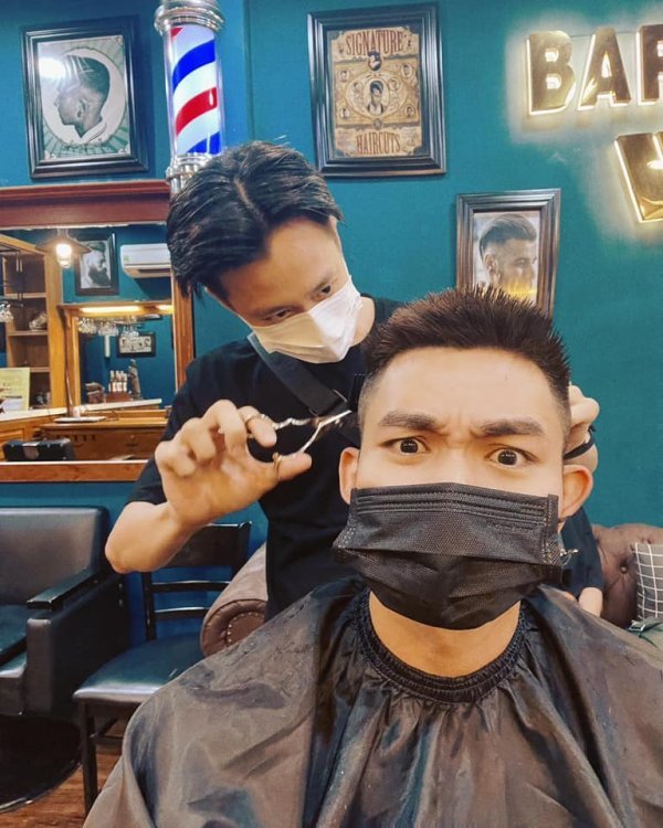    Mặc cho Jun Phạm tỏ ra lo lắng, "thợ cắt tóc" Ngô Kiến Huy vẫn tập trung vào công việc của mình. (Ảnh: FBNV) 