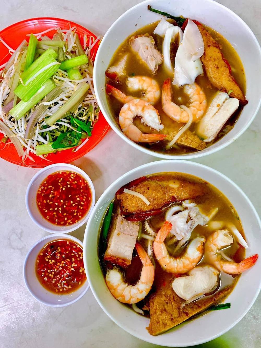  
Tô bún mắm ăn buổi sáng sẽ khiến bạn no đến chiều. (Ảnh: Pinterest)