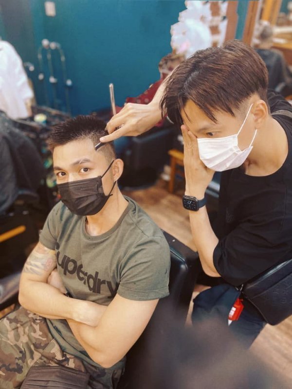    Ngô Kiến Huy tạo dáng cool ngầu trước thành quả của mình. (Ảnh: FBNV)