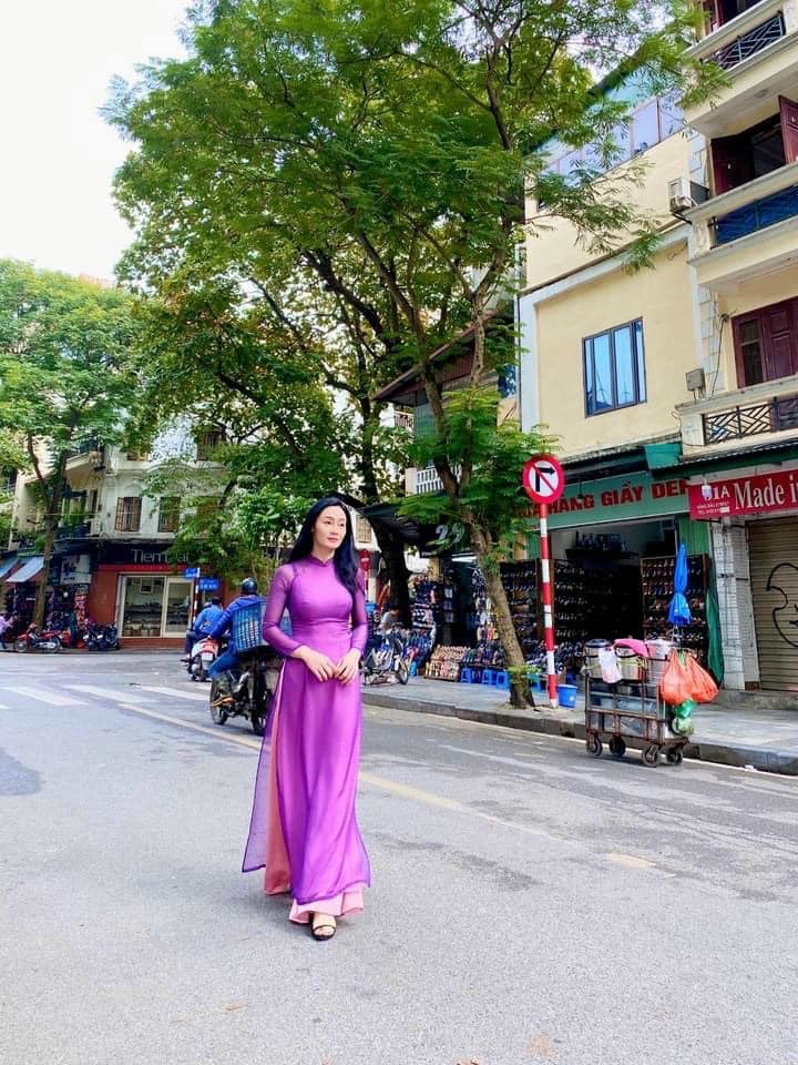  
Quách Thu Phương nổi bật giữa phố phường với màu áo tím. (Ảnh: Facebook nhân vật)