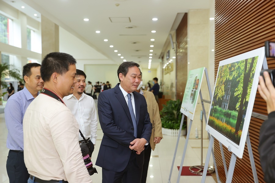  
Trong khuôn khổ sự kiện, khách mời được ngắm nhìn nhiều bức tranh có giá trị nghệ thuật.