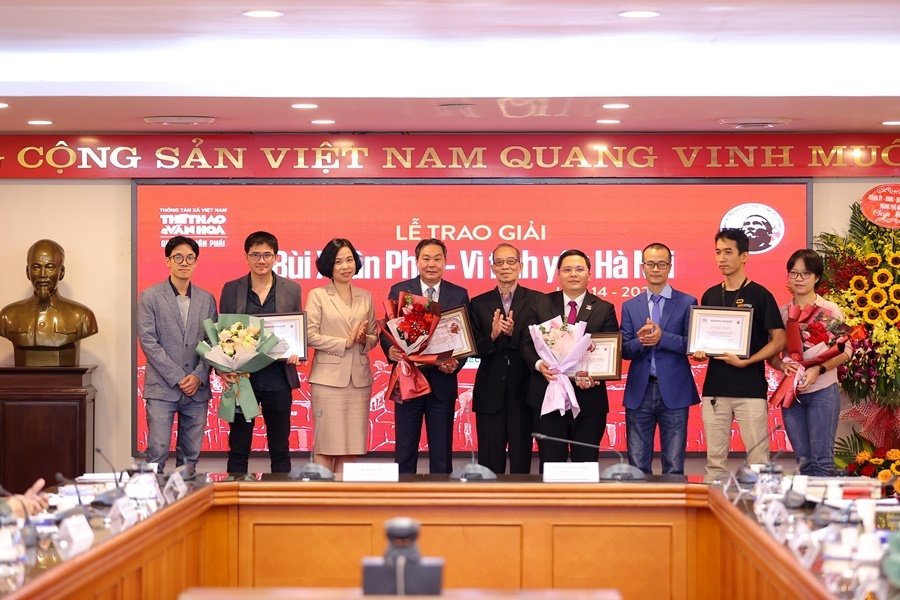 Bà Vũ Việt Trang - Tổng Giám đốc TTXVN​ (thứ 3 từ trái sang) trao giải cho các hạng mục.