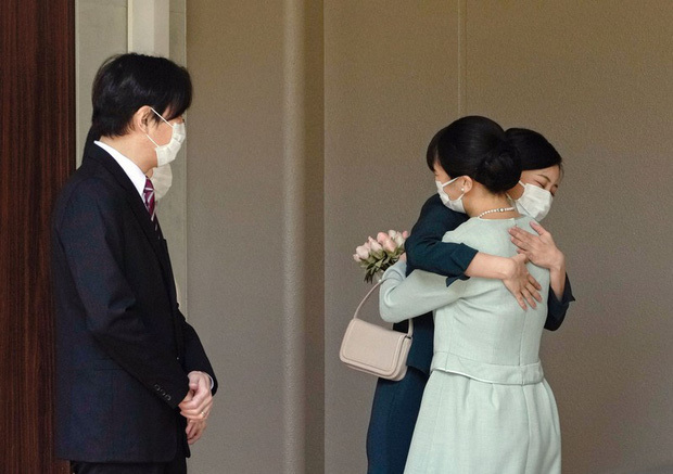  Mako và cô em gái ôm nhau khóc trước giây phút chia ly. (Ảnh: AP)