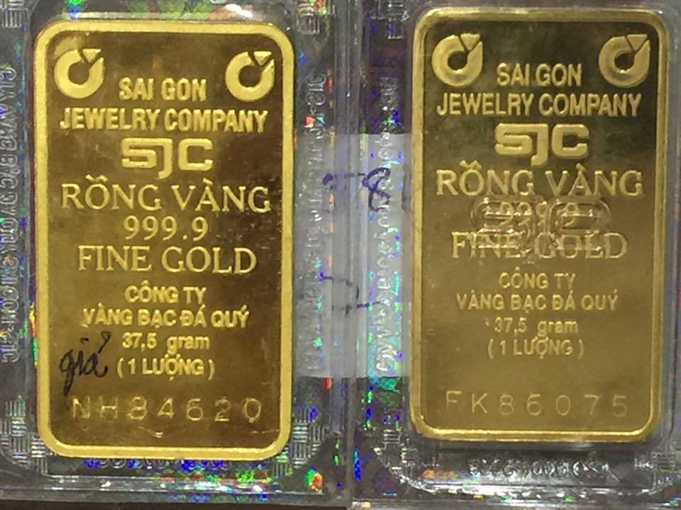  
Vàng SJC sản xuất và vàng nhái rất khó để phân biệt. (Ảnh: Diễn Đàn Vàng Việt Nam)